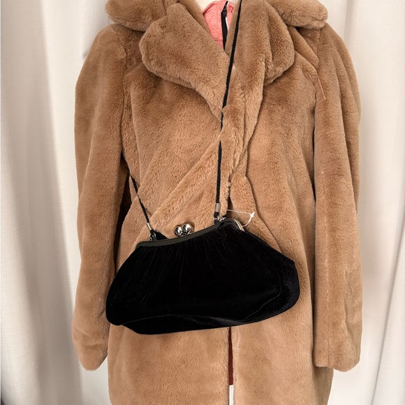 Elegant Black Velvet Kisslock Clutch - Picture 5 of 7